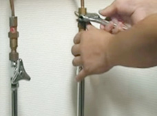 古い蛇口のアダプターを取り外す